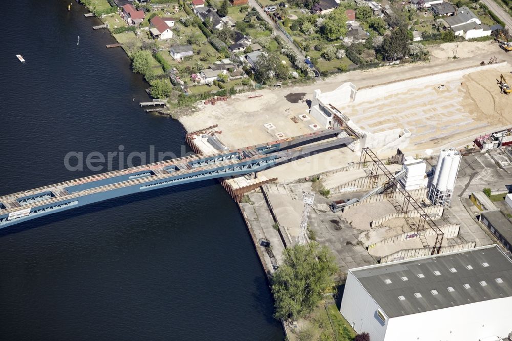 Berlin from the bird's eye view: River - bridge construction over the Spree as part of the South-East-Connection (SOV) in the area of Schoeneweide in Berlin in Germany. The new bridge will connect Koepenicker Landstrasse and Rummelsburger Strasse