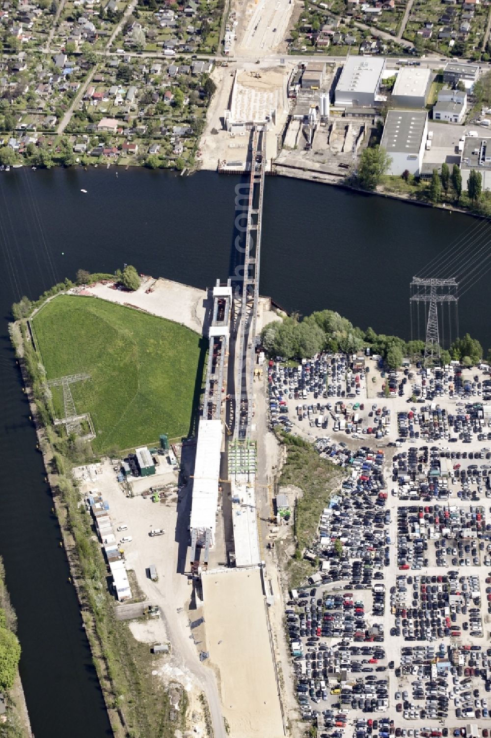 Aerial photograph Berlin - River - bridge construction over the Spree as part of the South-East-Connection (SOV) in the area of Schoeneweide in Berlin in Germany. The new bridge will connect Koepenicker Landstrasse and Rummelsburger Strasse