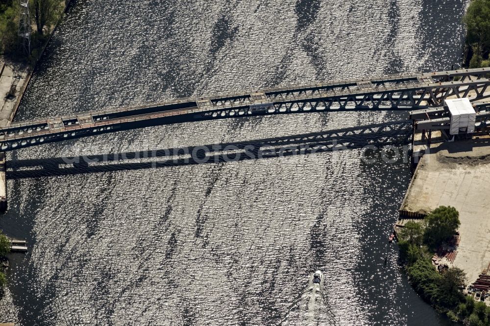 Berlin from the bird's eye view: River - bridge construction over the Spree as part of the South-East-Connection (SOV) in the area of Schoeneweide in Berlin in Germany. The new bridge will connect Koepenicker Landstrasse and Rummelsburger Strasse