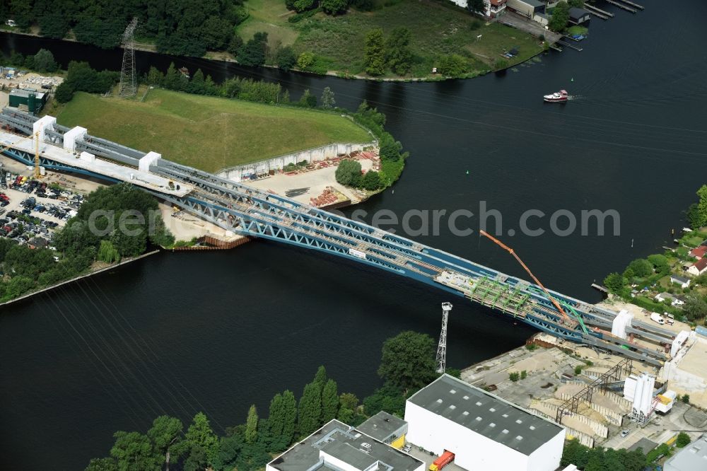 Berlin from the bird's eye view: River - bridge construction over the Spree as part of the South-East-Connection (SOV) in the area of Schoeneweide in Berlin in Germany. The new bridge will connect Koepenicker Landstrasse and Rummelsburger Strasse