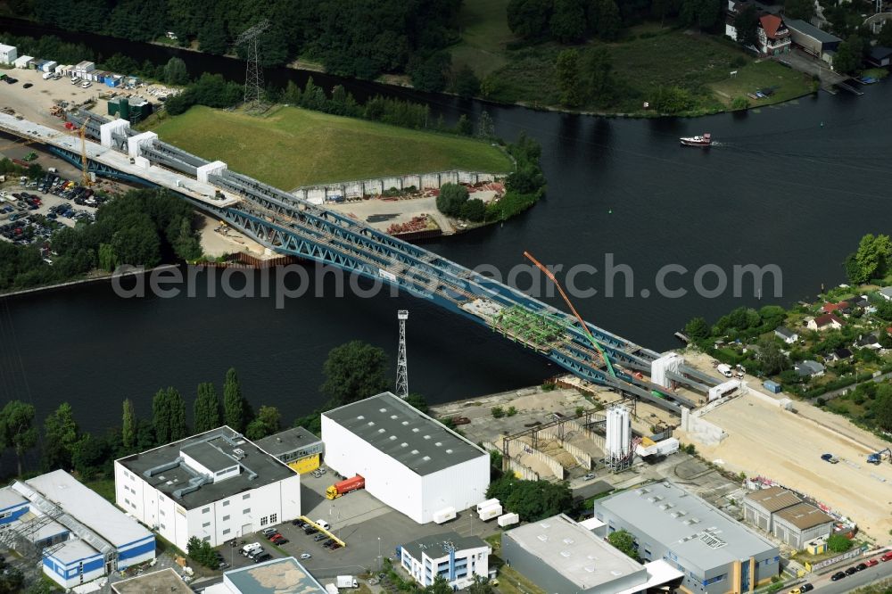 Aerial image Berlin - River - bridge construction over the Spree as part of the South-East-Connection (SOV) in the area of Schoeneweide in Berlin in Germany. The new bridge will connect Koepenicker Landstrasse and Rummelsburger Strasse