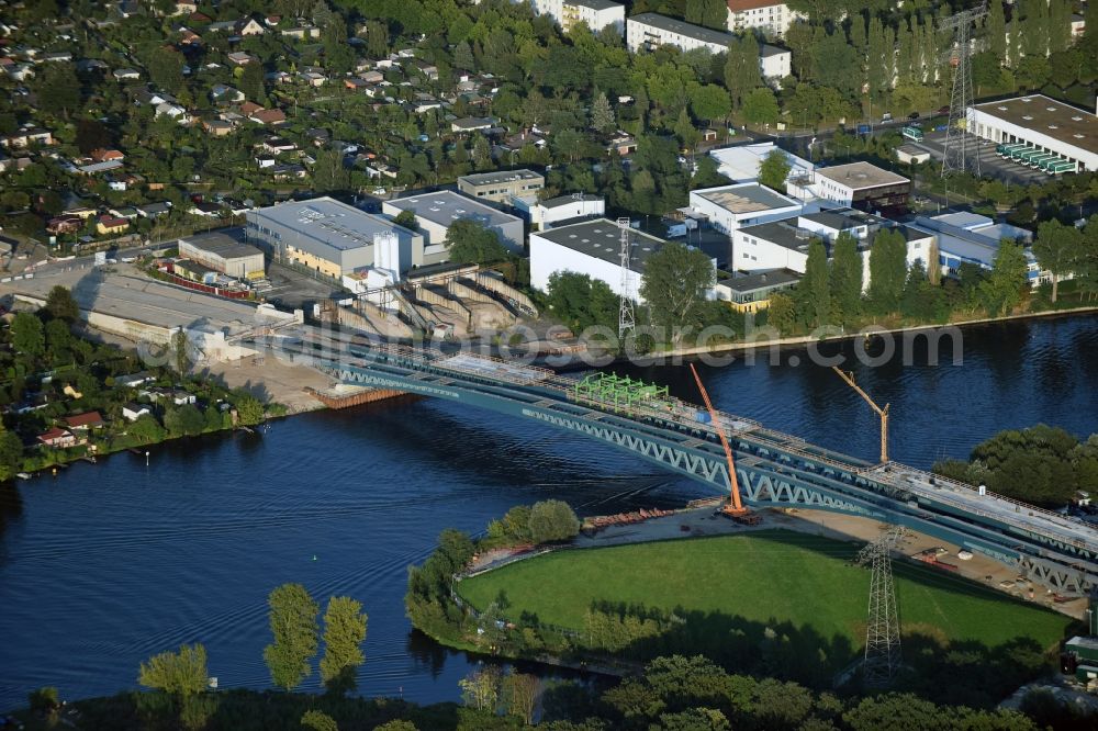 Aerial photograph Berlin - River - bridge construction over the Spree as part of the South-East-Connection (SOV) in the area of Schoeneweide in Berlin in Germany. The new bridge will connect Koepenicker Landstrasse and Rummelsburger Strasse