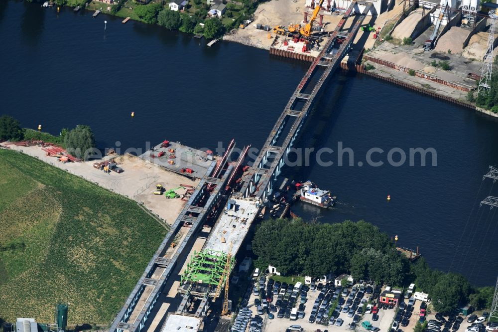 Berlin from the bird's eye view: River - bridge construction over the Spree as part of the South-East-Connection (SOV) in the area of Schoeneweide in Berlin in Germany. The new bridge will connect Koepenicker Landstrasse and Rummelsburger Strasse