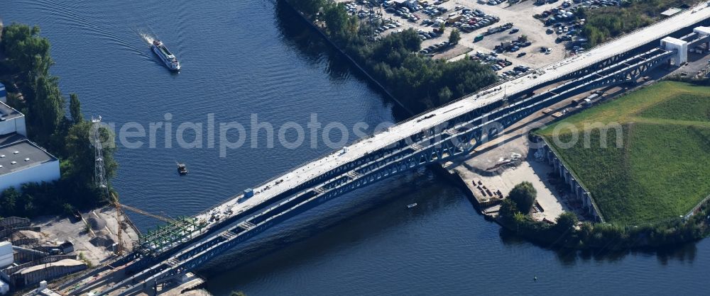 Berlin from the bird's eye view: River - bridge construction over the Spree as part of the South-East-Connection (SOV) in the area of Schoeneweide in Berlin in Germany. The new bridge will connect Koepenicker Landstrasse and Rummelsburger Strasse