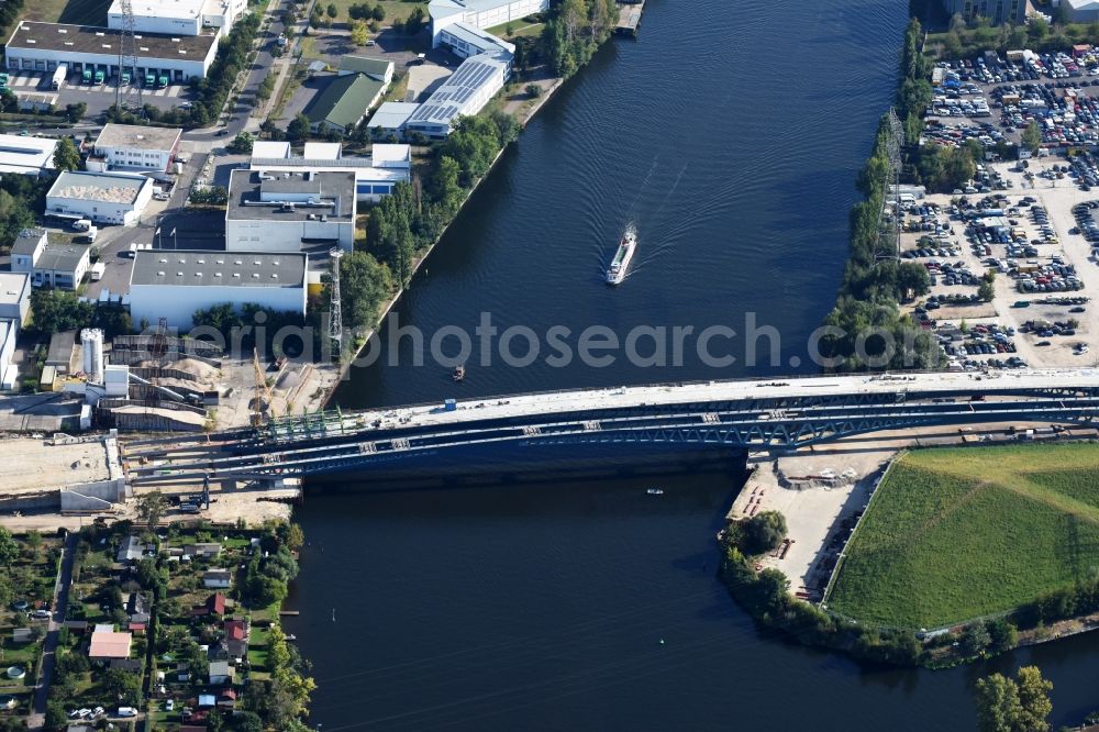 Aerial photograph Berlin - River - bridge construction over the Spree as part of the South-East-Connection (SOV) in the area of Schoeneweide in Berlin in Germany. The new bridge will connect Koepenicker Landstrasse and Rummelsburger Strasse