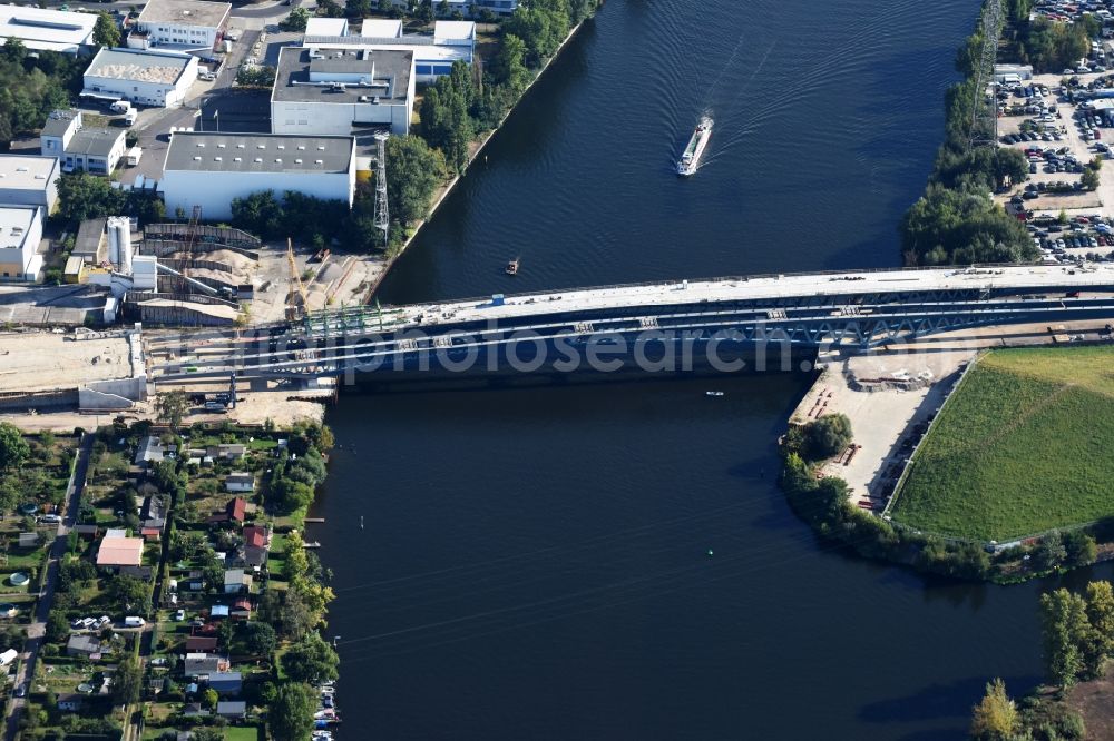 Berlin from the bird's eye view: River - bridge construction over the Spree as part of the South-East-Connection (SOV) in the area of Schoeneweide in Berlin in Germany. The new bridge will connect Koepenicker Landstrasse and Rummelsburger Strasse