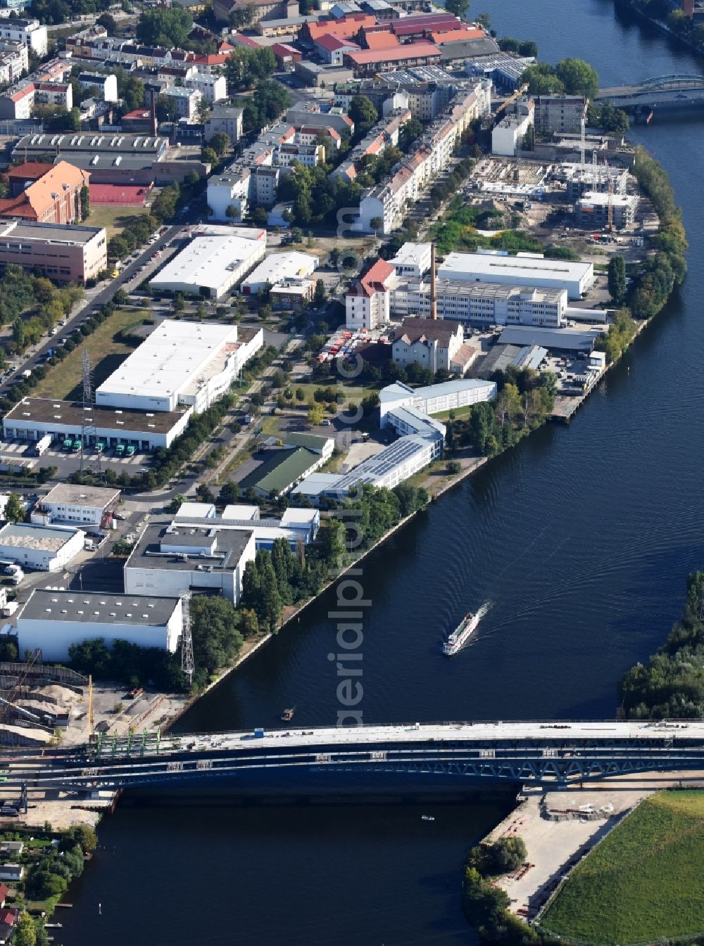 Aerial photograph Berlin - River - bridge construction over the Spree as part of the South-East-Connection (SOV) in the area of Schoeneweide in Berlin in Germany. The new bridge will connect Koepenicker Landstrasse and Rummelsburger Strasse