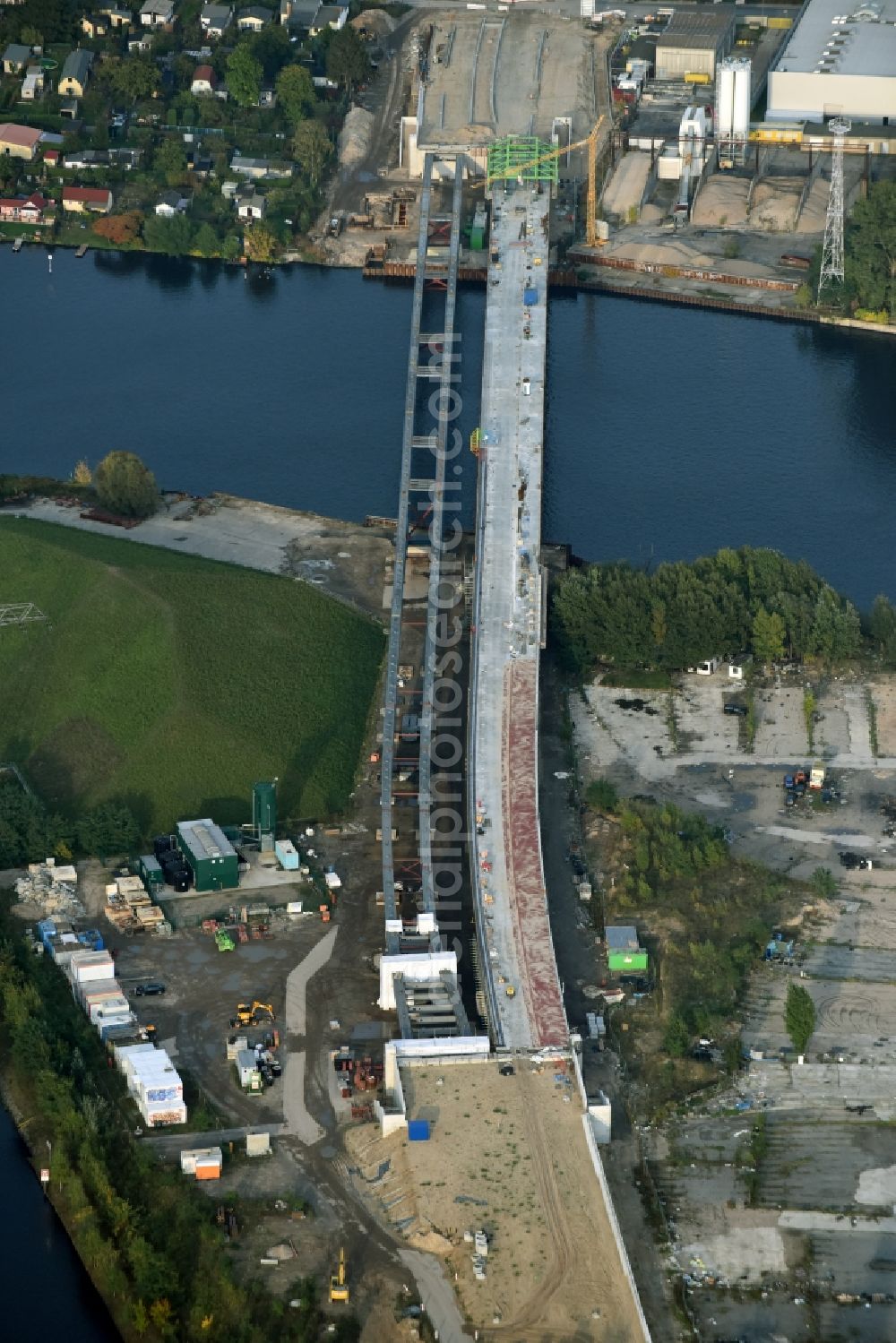 Aerial image Berlin - River - bridge construction over the Spree as part of the South-East-Connection (SOV) in the area of Schoeneweide in Berlin in Germany. The new bridge will connect Koepenicker Landstrasse and Rummelsburger Strasse