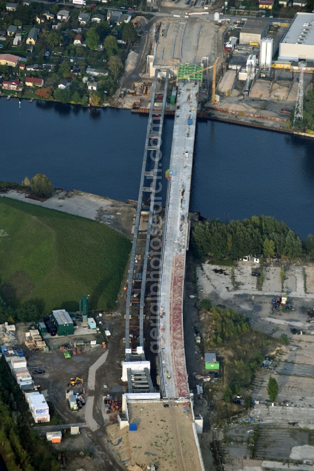 Berlin from the bird's eye view: River - bridge construction over the Spree as part of the South-East-Connection (SOV) in the area of Schoeneweide in Berlin in Germany. The new bridge will connect Koepenicker Landstrasse and Rummelsburger Strasse