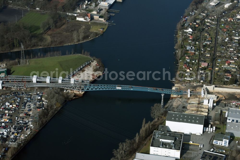 Aerial photograph Berlin - Construction site Minna Todenhagen Bruecke for the new building of the Spree bridge on the south-east connection (SOV) in Berlin Schoeneweide