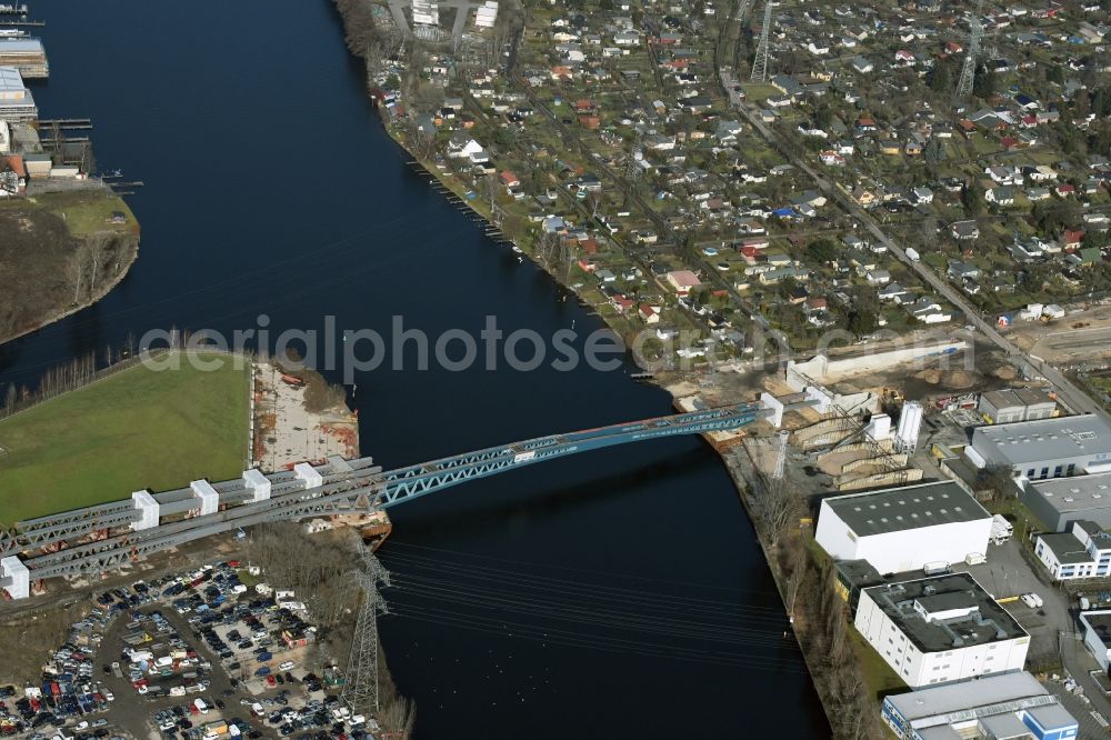 Berlin from the bird's eye view: Construction site Minna Todenhagen Bruecke for the new building of the Spree bridge on the south-east connection (SOV) in Berlin Schoeneweide