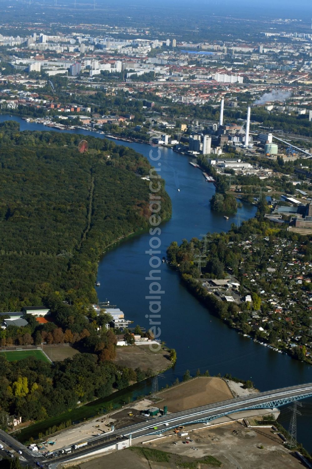 Aerial photograph Berlin - Construction site for the new building of the Spree bridge on the south-east connection (SOV) in Berlin Schoeneweide