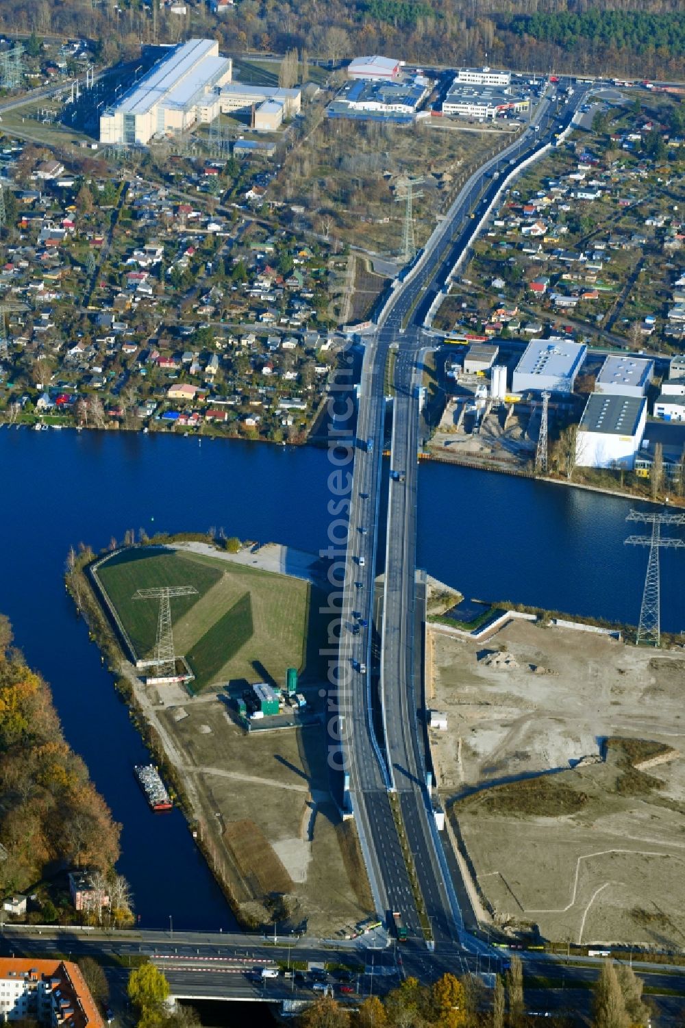 Berlin from the bird's eye view: Construction site for the new building of the Spree bridge on the south-east connection (SOV) in Berlin Schoeneweide