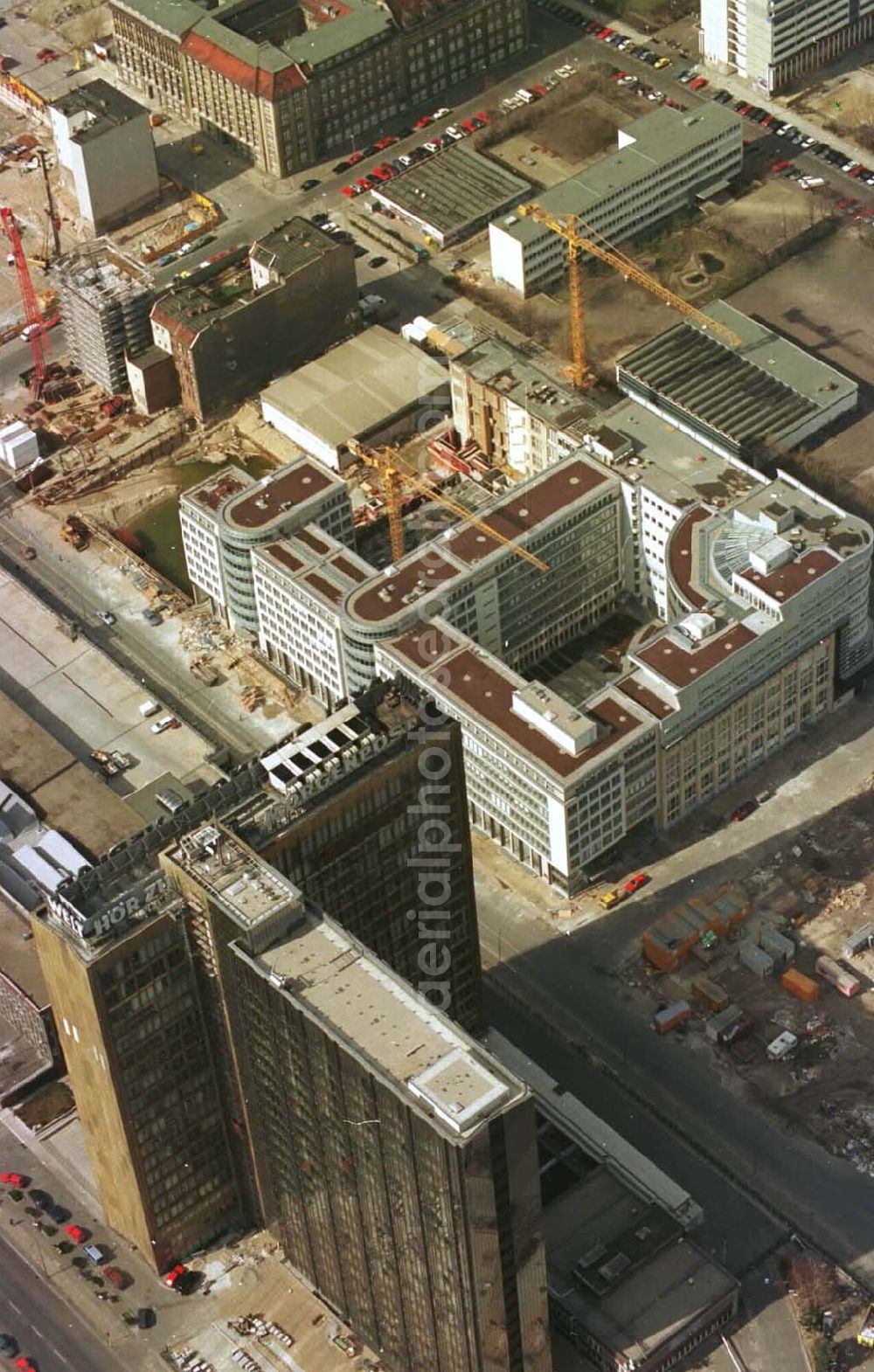 Berlin from the bird's eye view: 26.03.95 Neubau Springer-Hochhaus, Kochstraße