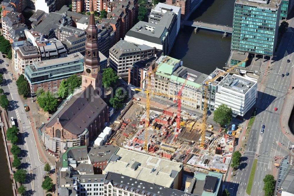 Hamburg from above - 08/07/2012 HAMBURG The construction site to build a new urban quarter-residential building in the center of Hamburg-HTP by HOCHTIEF AG Solutions. In the area between the Willy-Brandt-Strasse, the street and New Gröningerstraße Grimm a mixed-use, lively urban district on a former school site