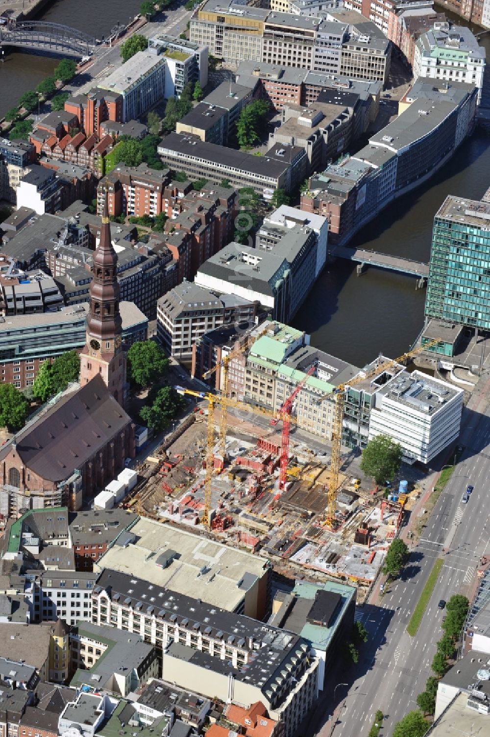 Hamburg from the bird's eye view: 08/07/2012 HAMBURG The construction site to build a new urban quarter-residential building in the center of Hamburg-HTP by HOCHTIEF AG Solutions. In the area between the Willy-Brandt-Strasse, the street and New Gröningerstraße Grimm a mixed-use, lively urban district on a former school site