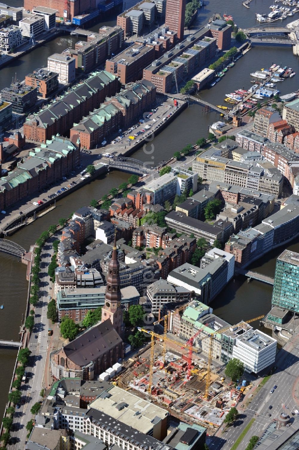 Aerial image Hamburg - 08/07/2012 HAMBURG The construction site to build a new urban quarter-residential building in the center of Hamburg-HTP by HOCHTIEF AG Solutions. In the area between the Willy-Brandt-Strasse, the street and New Gröningerstraße Grimm a mixed-use, lively urban district on a former school site