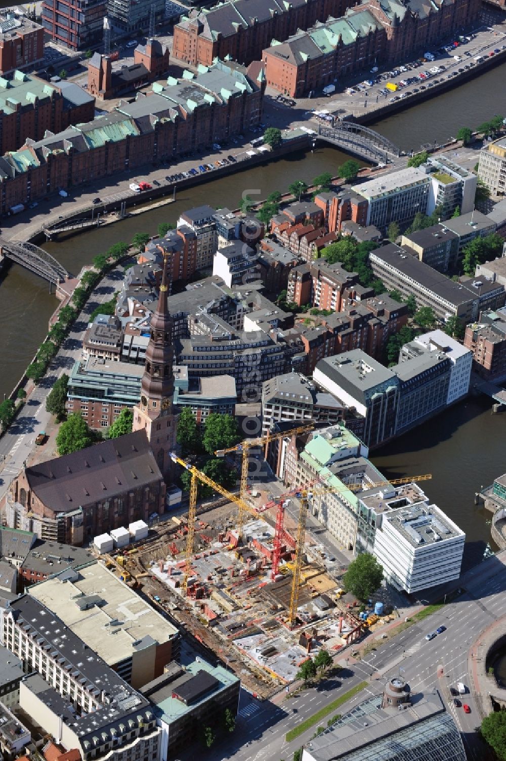 Hamburg from above - 08/07/2012 HAMBURG The construction site to build a new urban quarter-residential building in the center of Hamburg-HTP by HOCHTIEF AG Solutions. In the area between the Willy-Brandt-Strasse, the street and New Gröningerstraße Grimm a mixed-use, lively urban district on a former school site