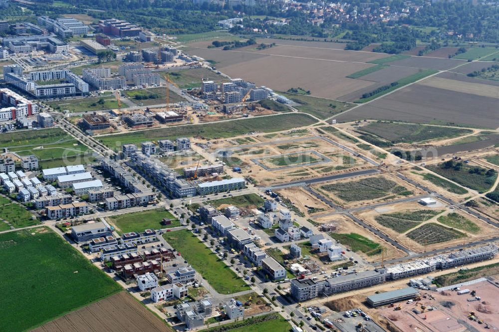 Frankfurt am Main from the bird's eye view: Blick auf das Wohngebiet und die Science City des neu entstehenden Stadtbezirkes Riedberg und das Zentrum von Frankfurt am Main in Hessen. Im Nordwesten der Mainmetropole wächst der neue Stadtteil Riedberg mit Ein- und Mehrfamilienhäusern, Wohnungen, Geschäften, Parks, Restaurants, Büros, Kindereinrichtungen, Schulen, Arztpraxen, Hotels und Dienstleistungsbetrieben. Bis zum Jahr 2017 soll die Großsiedlung ca. 6000 Wohneinheiten mit rund 15.000 Einwohnern haben. In der Riedberger Science City mit dem Universitätscampus der Johann Wolfgang Goethe- Universität und seinen angegliederten Instituten, Zentren und Firmen sollen viele Arbeitsplätze entstehen. Construction of Riedberg district on the outskirts of Frankfurt am Main.