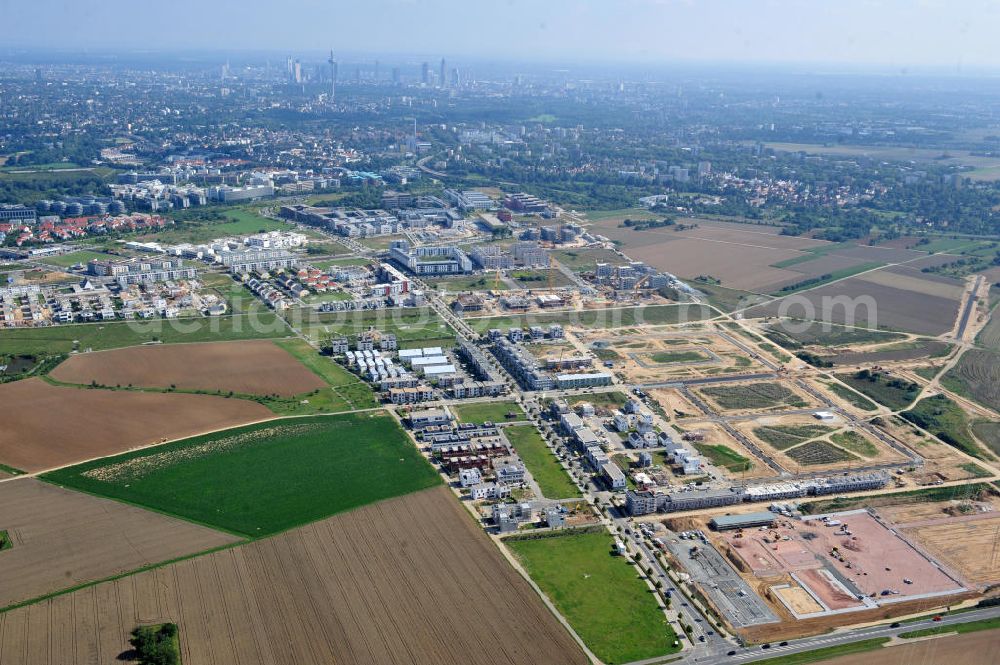 Aerial image Frankfurt am Main - Blick auf das Wohngebiet und die Science City des neu entstehenden Stadtbezirkes Riedberg und das Zentrum von Frankfurt am Main in Hessen. Im Nordwesten der Mainmetropole wächst der neue Stadtteil Riedberg mit Ein- und Mehrfamilienhäusern, Wohnungen, Geschäften, Parks, Restaurants, Büros, Kindereinrichtungen, Schulen, Arztpraxen, Hotels und Dienstleistungsbetrieben. Bis zum Jahr 2017 soll die Großsiedlung ca. 6000 Wohneinheiten mit rund 15.000 Einwohnern haben. In der Riedberger Science City mit dem Universitätscampus der Johann Wolfgang Goethe- Universität und seinen angegliederten Instituten, Zentren und Firmen sollen viele Arbeitsplätze entstehen. Construction of Riedberg district on the outskirts of Frankfurt am Main.