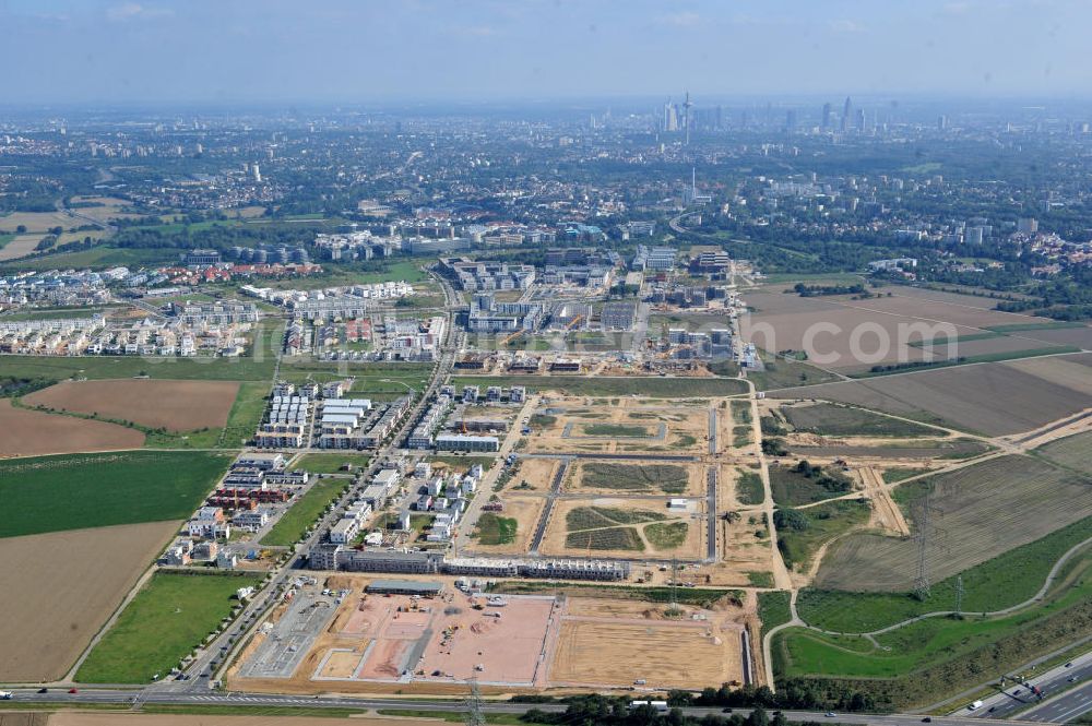 Frankfurt am Main from above - Blick auf das Wohngebiet und die Science City des neu entstehenden Stadtbezirkes Riedberg und das Zentrum von Frankfurt am Main in Hessen. Im Nordwesten der Mainmetropole wächst der neue Stadtteil Riedberg mit Ein- und Mehrfamilienhäusern, Wohnungen, Geschäften, Parks, Restaurants, Büros, Kindereinrichtungen, Schulen, Arztpraxen, Hotels und Dienstleistungsbetrieben. Bis zum Jahr 2017 soll die Großsiedlung ca. 6000 Wohneinheiten mit rund 15.000 Einwohnern haben. In der Riedberger Science City mit dem Universitätscampus der Johann Wolfgang Goethe- Universität und seinen angegliederten Instituten, Zentren und Firmen sollen viele Arbeitsplätze entstehen. Construction of Riedberg district on the outskirts of Frankfurt am Main.