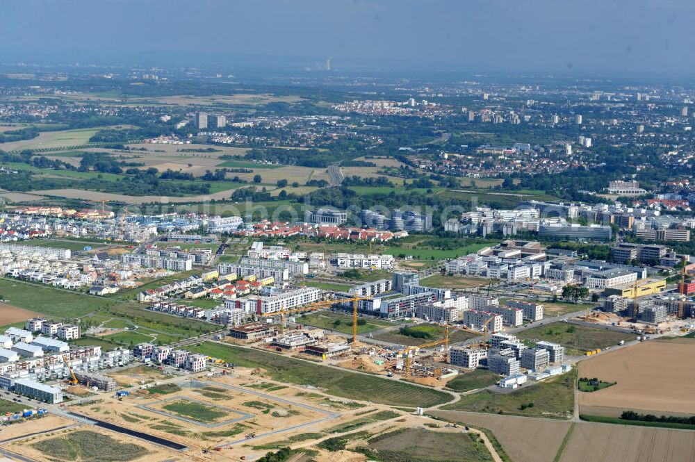 Frankfurt am Main from the bird's eye view: Blick auf das Wohngebiet und die Science City des neu entstehenden Stadtbezirkes Riedberg und das Zentrum von Frankfurt am Main in Hessen. Im Nordwesten der Mainmetropole wächst der neue Stadtteil Riedberg mit Ein- und Mehrfamilienhäusern, Wohnungen, Geschäften, Parks, Restaurants, Büros, Kindereinrichtungen, Schulen, Arztpraxen, Hotels und Dienstleistungsbetrieben. Bis zum Jahr 2017 soll die Großsiedlung ca. 6000 Wohneinheiten mit rund 15.000 Einwohnern haben. In der Riedberger Science City mit dem Universitätscampus der Johann Wolfgang Goethe- Universität und seinen angegliederten Instituten, Zentren und Firmen sollen viele Arbeitsplätze entstehen. Construction of Riedberg district on the outskirts of Frankfurt am Main.