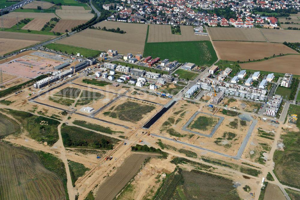 Aerial photograph Frankfurt am Main - Blick auf das Wohngebiet und die Science City des neu entstehenden Stadtbezirkes Riedberg und das Zentrum von Frankfurt am Main in Hessen. Im Nordwesten der Mainmetropole wächst der neue Stadtteil Riedberg mit Ein- und Mehrfamilienhäusern, Wohnungen, Geschäften, Parks, Restaurants, Büros, Kindereinrichtungen, Schulen, Arztpraxen, Hotels und Dienstleistungsbetrieben. Bis zum Jahr 2017 soll die Großsiedlung ca. 6000 Wohneinheiten mit rund 15.000 Einwohnern haben. In der Riedberger Science City mit dem Universitätscampus der Johann Wolfgang Goethe- Universität und seinen angegliederten Instituten, Zentren und Firmen sollen viele Arbeitsplätze entstehen. Construction of Riedberg district on the outskirts of Frankfurt am Main.