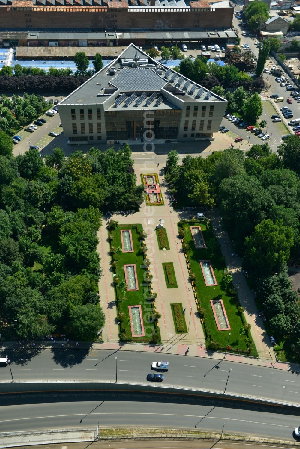 Aerial photograph Bukarest - Construction of the new city administration Primaria Sectorului am Stadtpark Parcul Obor in the city center of the capital, Bucharest, Romania