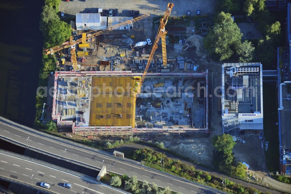 Aerial image Berlin Neukölln - Construction of a new manufacturing sterilization on the premises of BIOTRONIK SE & Co. KG in Woermannkehre in Berlin Neukölln