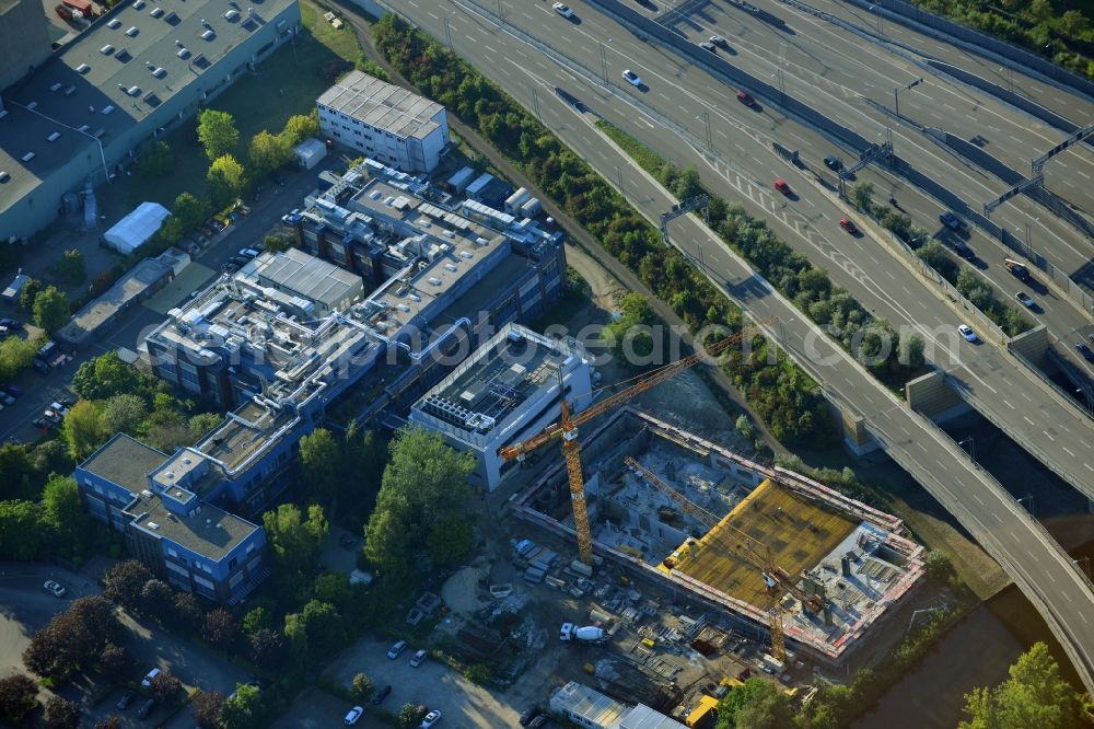 Aerial image Berlin Neukölln - Construction of a new manufacturing sterilization on the premises of BIOTRONIK SE & Co. KG in Woermannkehre in Berlin Neukölln