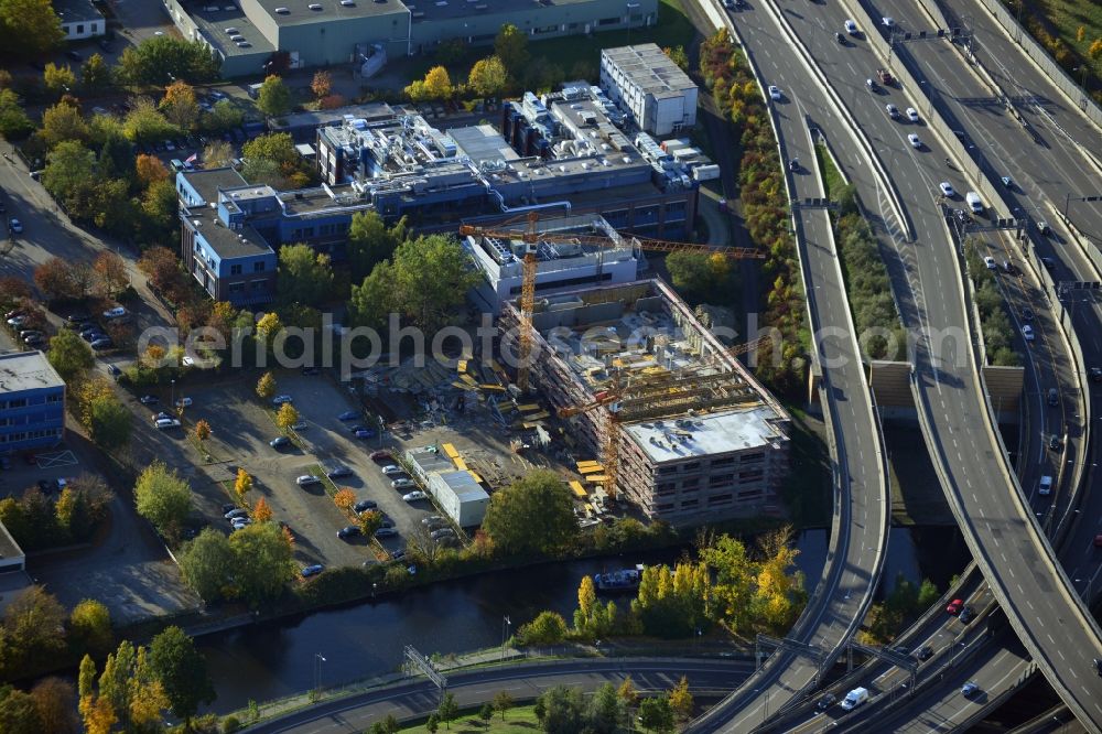 Aerial photograph Berlin Neukölln - Construction of a new manufacturing sterilization on the premises of BIOTRONIK SE & Co. KG in Woermannkehre in Berlin Neukölln