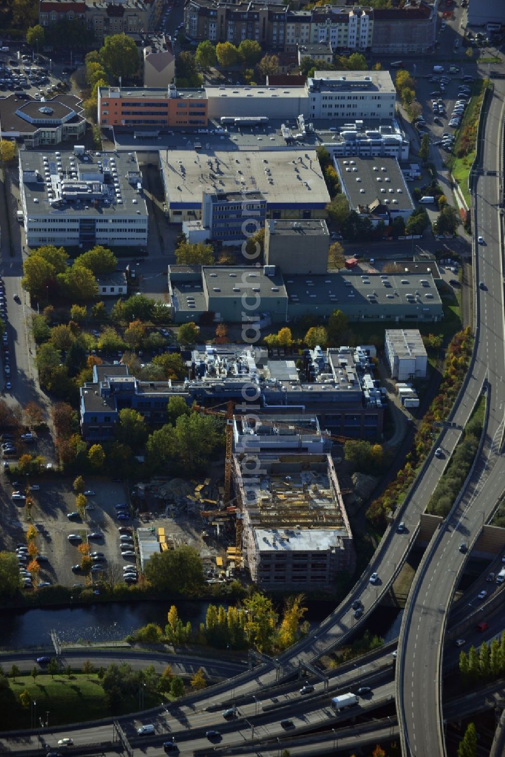 Aerial image Berlin Neukölln - Construction of a new manufacturing sterilization on the premises of BIOTRONIK SE & Co. KG in Woermannkehre in Berlin Neukölln