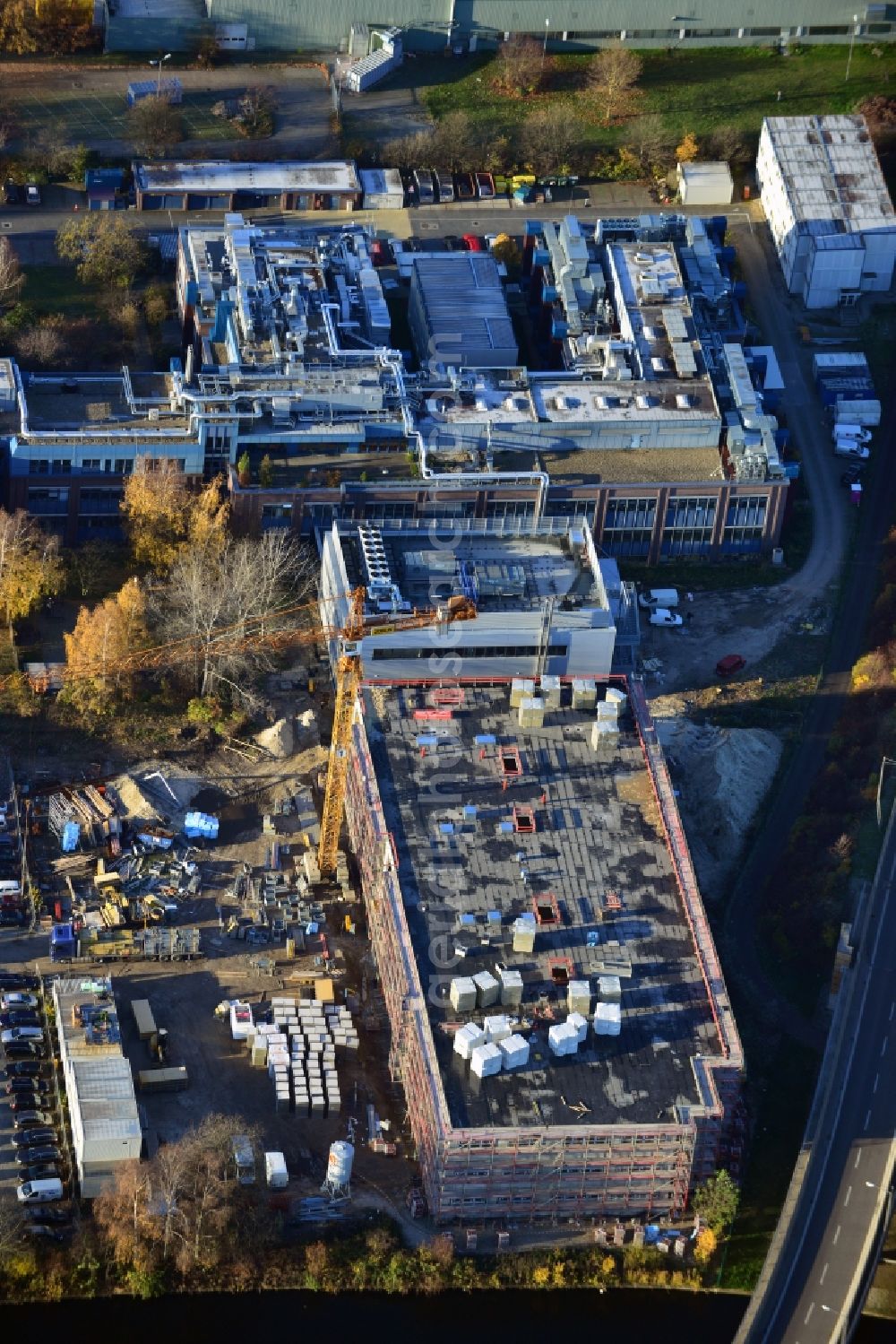 Berlin from above - Construction of a new manufacturing sterilization on the premises of BIOTRONIK SE & Co. KG in Woermannkehre in Berlin Neukölln