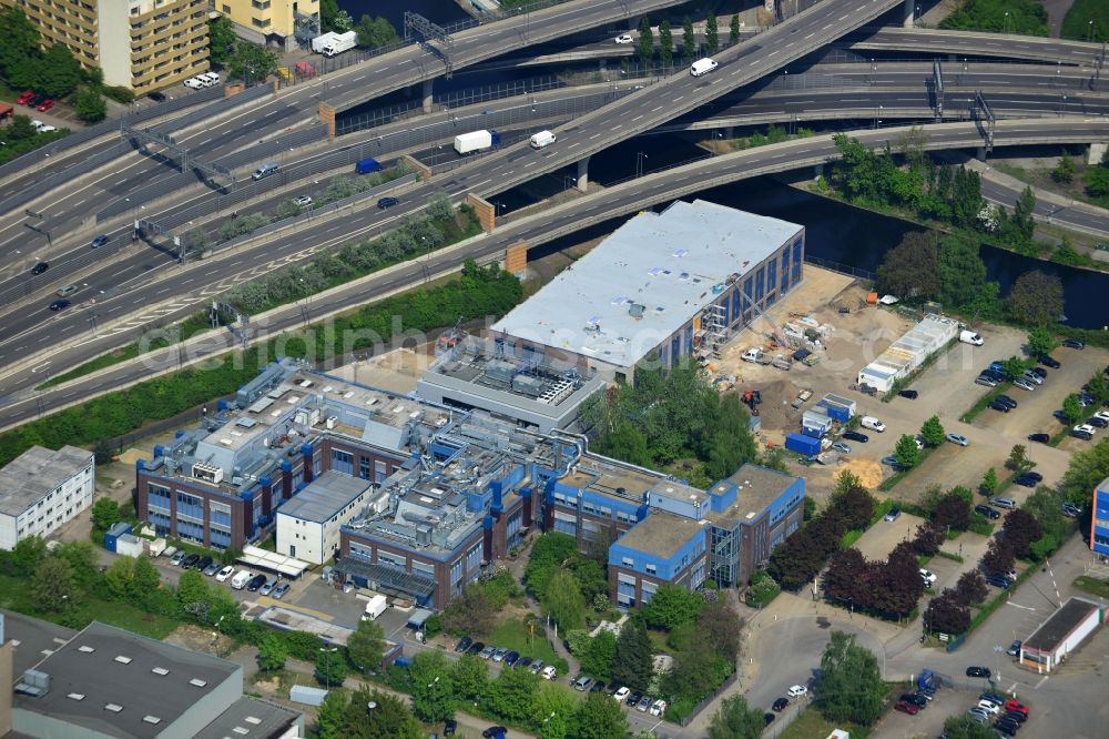 Berlin from the bird's eye view: Construction of a new manufacturing sterilization on the premises of BIOTRONIK SE & Co. KG in Woermannkehre in Berlin Neukölln