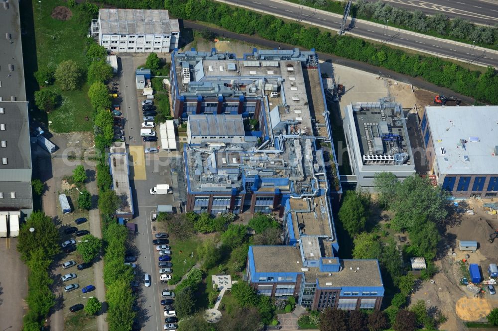 Aerial photograph Berlin - Construction of a new manufacturing sterilization on the premises of BIOTRONIK SE & Co. KG in Woermannkehre in Berlin Neukölln