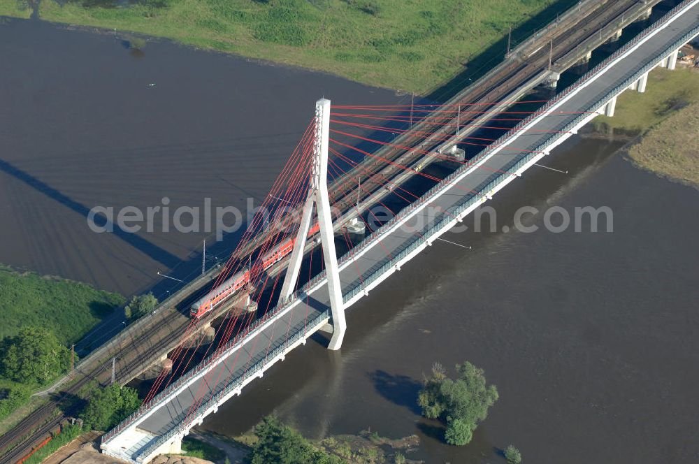 NIEDERWARTHA from above - Blick auf den Neubau der Straßenbrücke Niederwartha über die Elbe. Im Zuge des Neubaus der Staatsstraße 84 zwischen Niederwartha und Meißen wurde die Elbebrücke stromabwärts der Eisenbahnbrücke errichtet. Die Stahlkonstruktion der Elbebrücke besitzt die größte Spannweite in Sachsen. Die erste Schrägseilbrücke in Sachsen wurde errichtet durch Alpine Bau Deutschland GmbH, Plauen Stahl Technologie GmbH unter Federführung der bsi Ingenieurgesellschaft mbH. Bauherr ist das Straßenbauamt Meißen. Look at the new building of the road bridge over the Elbe Niederwartha. Look at the new building of the road bridge over the Elbe Niederwartha. View of the new building of the road bridge Niederwartha over the Elbe in Saxony.