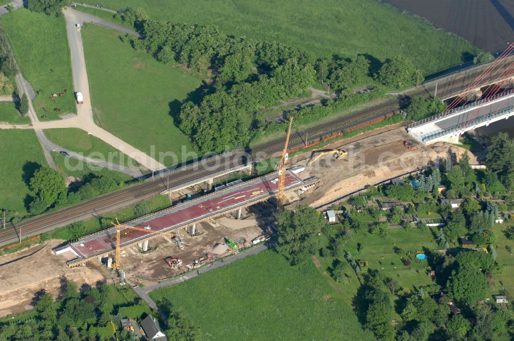 NIEDERWARTHA from the bird's eye view: Blick auf den Neubau der Straßenbrücke Niederwartha über die Elbe. Im Zuge des Neubaus der Staatsstraße 84 zwischen Niederwartha und Meißen wurde die Elbebrücke stromabwärts der Eisenbahnbrücke errichtet. Die Stahlkonstruktion der Elbebrücke besitzt die größte Spannweite in Sachsen. Die erste Schrägseilbrücke in Sachsen wurde errichtet durch Alpine Bau Deutschland GmbH, Plauen Stahl Technologie GmbH unter Federführung der bsi Ingenieurgesellschaft mbH. Bauherr ist das Straßenbauamt Meißen. Look at the new building of the road bridge over the Elbe Niederwartha. Look at the new building of the road bridge over the Elbe Niederwartha. View of the new building of the road bridge Niederwartha over the Elbe in Saxony.