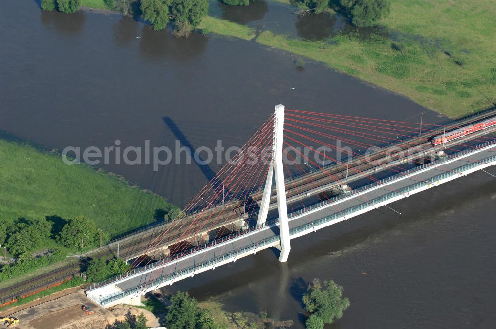 Aerial image NIEDERWARTHA - Blick auf den Neubau der Straßenbrücke Niederwartha über die Elbe. Im Zuge des Neubaus der Staatsstraße 84 zwischen Niederwartha und Meißen wurde die Elbebrücke stromabwärts der Eisenbahnbrücke errichtet. Die Stahlkonstruktion der Elbebrücke besitzt die größte Spannweite in Sachsen. Die erste Schrägseilbrücke in Sachsen wurde errichtet durch Alpine Bau Deutschland GmbH, Plauen Stahl Technologie GmbH unter Federführung der bsi Ingenieurgesellschaft mbH. Bauherr ist das Straßenbauamt Meißen. Look at the new building of the road bridge over the Elbe Niederwartha. Look at the new building of the road bridge over the Elbe Niederwartha. View of the new building of the road bridge Niederwartha over the Elbe in Saxony.