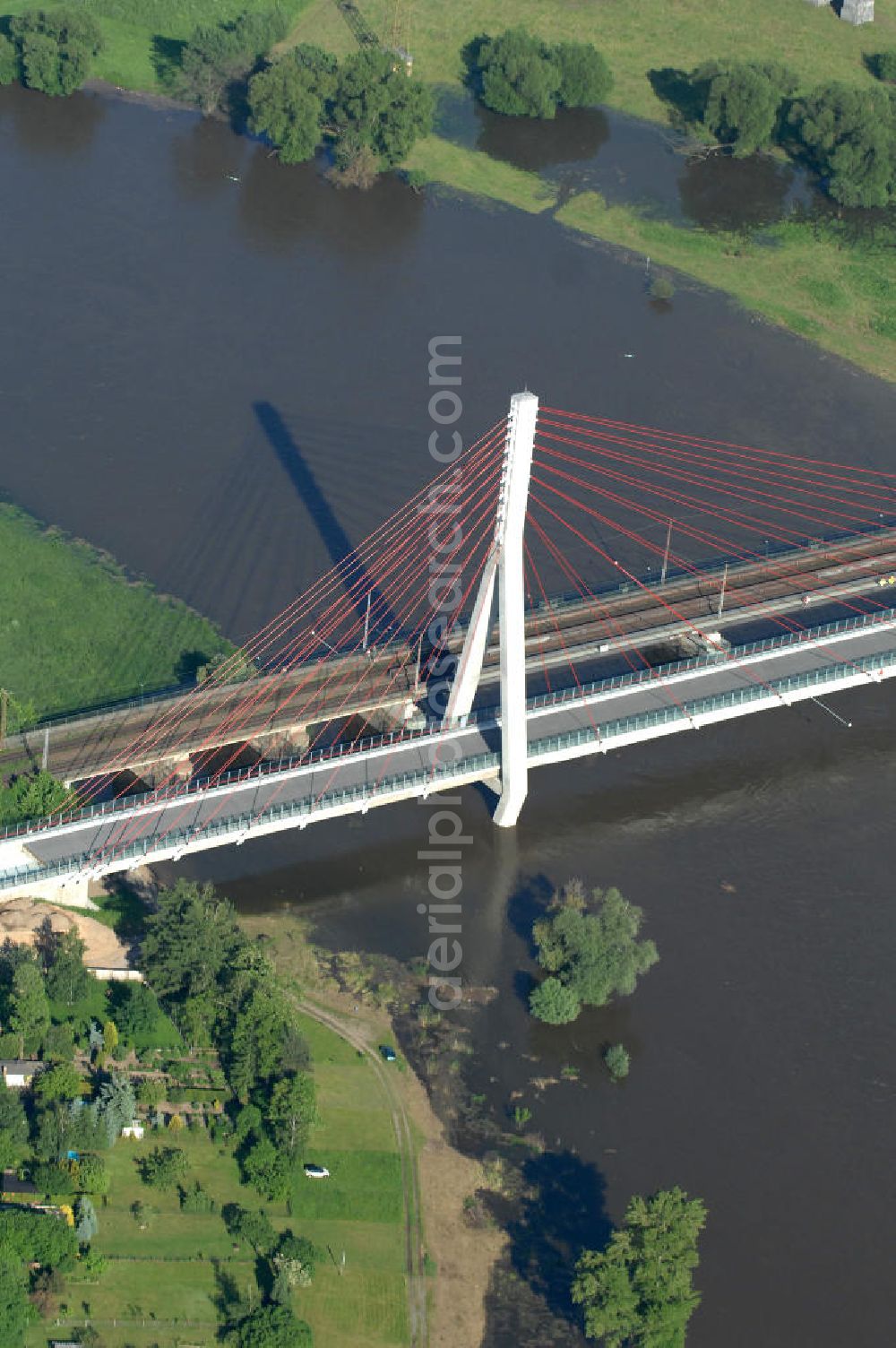 Aerial photograph NIEDERWARTHA - Blick auf den Neubau der Straßenbrücke Niederwartha über die Elbe. Im Zuge des Neubaus der Staatsstraße 84 zwischen Niederwartha und Meißen wurde die Elbebrücke stromabwärts der Eisenbahnbrücke errichtet. Die Stahlkonstruktion der Elbebrücke besitzt die größte Spannweite in Sachsen. Die erste Schrägseilbrücke in Sachsen wurde errichtet durch Alpine Bau Deutschland GmbH, Plauen Stahl Technologie GmbH unter Federführung der bsi Ingenieurgesellschaft mbH. Bauherr ist das Straßenbauamt Meißen. Look at the new building of the road bridge over the Elbe Niederwartha. Look at the new building of the road bridge over the Elbe Niederwartha. View of the new building of the road bridge Niederwartha over the Elbe in Saxony.