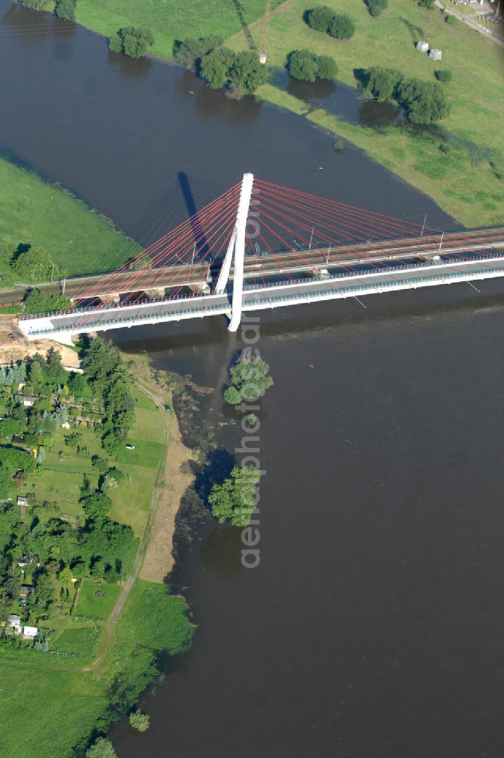 NIEDERWARTHA from above - Blick auf den Neubau der Straßenbrücke Niederwartha über die Elbe. Im Zuge des Neubaus der Staatsstraße 84 zwischen Niederwartha und Meißen wurde die Elbebrücke stromabwärts der Eisenbahnbrücke errichtet. Die Stahlkonstruktion der Elbebrücke besitzt die größte Spannweite in Sachsen. Die erste Schrägseilbrücke in Sachsen wurde errichtet durch Alpine Bau Deutschland GmbH, Plauen Stahl Technologie GmbH unter Federführung der bsi Ingenieurgesellschaft mbH. Bauherr ist das Straßenbauamt Meißen. Look at the new building of the road bridge over the Elbe Niederwartha. Look at the new building of the road bridge over the Elbe Niederwartha. View of the new building of the road bridge Niederwartha over the Elbe in Saxony.