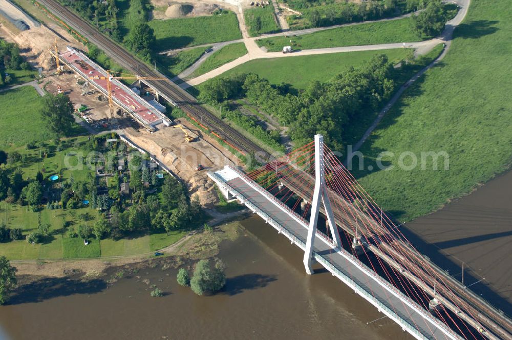 NIEDERWARTHA from the bird's eye view: Blick auf den Neubau der Straßenbrücke Niederwartha über die Elbe. Im Zuge des Neubaus der Staatsstraße 84 zwischen Niederwartha und Meißen wurde die Elbebrücke stromabwärts der Eisenbahnbrücke errichtet. Die Stahlkonstruktion der Elbebrücke besitzt die größte Spannweite in Sachsen. Die erste Schrägseilbrücke in Sachsen wurde errichtet durch Alpine Bau Deutschland GmbH, Plauen Stahl Technologie GmbH unter Federführung der bsi Ingenieurgesellschaft mbH. Bauherr ist das Straßenbauamt Meißen. Look at the new building of the road bridge over the Elbe Niederwartha. Look at the new building of the road bridge over the Elbe Niederwartha. View of the new building of the road bridge Niederwartha over the Elbe in Saxony.