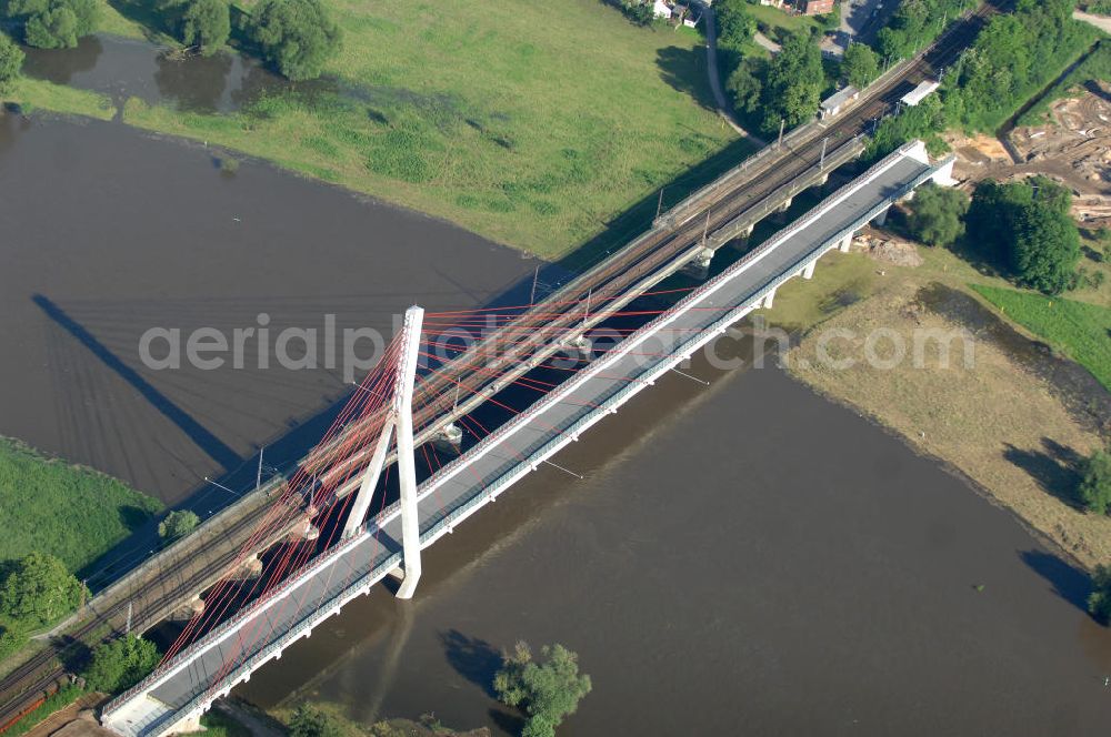 Aerial image NIEDERWARTHA - Blick auf den Neubau der Straßenbrücke Niederwartha über die Elbe. Im Zuge des Neubaus der Staatsstraße 84 zwischen Niederwartha und Meißen wurde die Elbebrücke stromabwärts der Eisenbahnbrücke errichtet. Die Stahlkonstruktion der Elbebrücke besitzt die größte Spannweite in Sachsen. Die erste Schrägseilbrücke in Sachsen wurde errichtet durch Alpine Bau Deutschland GmbH, Plauen Stahl Technologie GmbH unter Federführung der bsi Ingenieurgesellschaft mbH. Bauherr ist das Straßenbauamt Meißen. Look at the new building of the road bridge over the Elbe Niederwartha. Look at the new building of the road bridge over the Elbe Niederwartha. View of the new building of the road bridge Niederwartha over the Elbe in Saxony.