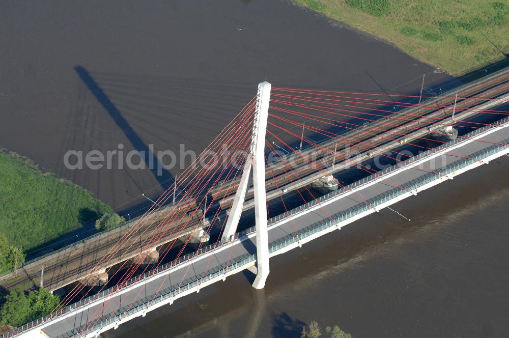 Aerial photograph NIEDERWARTHA - Blick auf den Neubau der Straßenbrücke Niederwartha über die Elbe. Im Zuge des Neubaus der Staatsstraße 84 zwischen Niederwartha und Meißen wurde die Elbebrücke stromabwärts der Eisenbahnbrücke errichtet. Die Stahlkonstruktion der Elbebrücke besitzt die größte Spannweite in Sachsen. Die erste Schrägseilbrücke in Sachsen wurde errichtet durch Alpine Bau Deutschland GmbH, Plauen Stahl Technologie GmbH unter Federführung der bsi Ingenieurgesellschaft mbH. Bauherr ist das Straßenbauamt Meißen. Look at the new building of the road bridge over the Elbe Niederwartha. Look at the new building of the road bridge over the Elbe Niederwartha. View of the new building of the road bridge Niederwartha over the Elbe in Saxony.