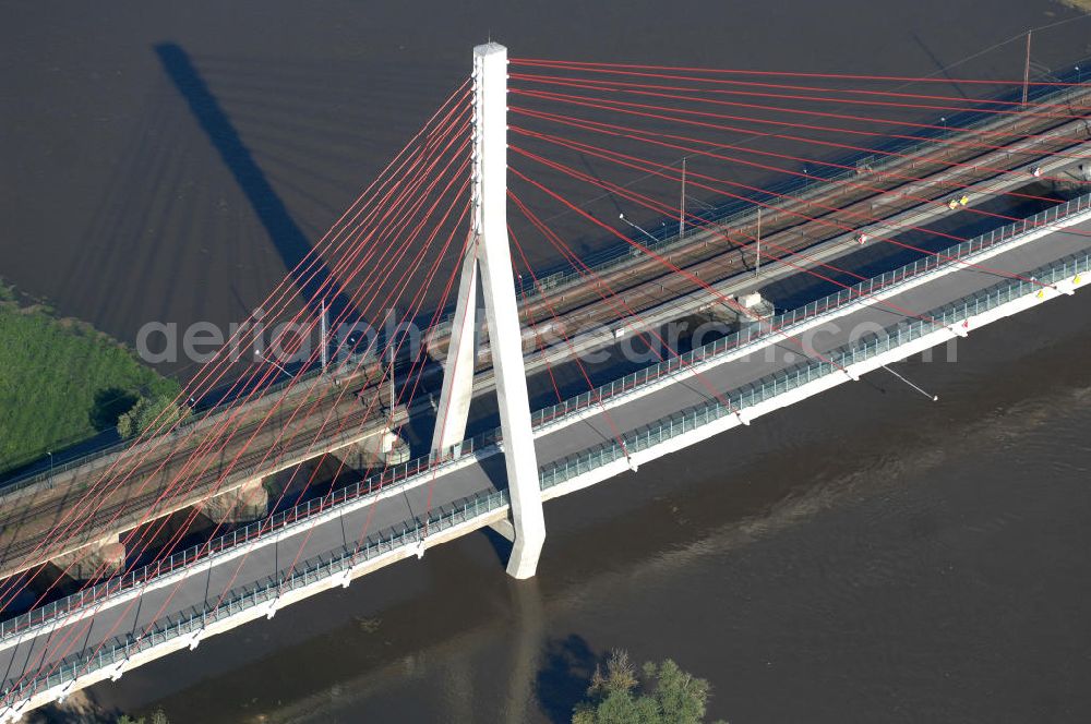 NIEDERWARTHA from above - Blick auf den Neubau der Straßenbrücke Niederwartha über die Elbe. Im Zuge des Neubaus der Staatsstraße 84 zwischen Niederwartha und Meißen wurde die Elbebrücke stromabwärts der Eisenbahnbrücke errichtet. Die Stahlkonstruktion der Elbebrücke besitzt die größte Spannweite in Sachsen. Die erste Schrägseilbrücke in Sachsen wurde errichtet durch Alpine Bau Deutschland GmbH, Plauen Stahl Technologie GmbH unter Federführung der bsi Ingenieurgesellschaft mbH. Bauherr ist das Straßenbauamt Meißen. Look at the new building of the road bridge over the Elbe Niederwartha. Look at the new building of the road bridge over the Elbe Niederwartha. View of the new building of the road bridge Niederwartha over the Elbe in Saxony.