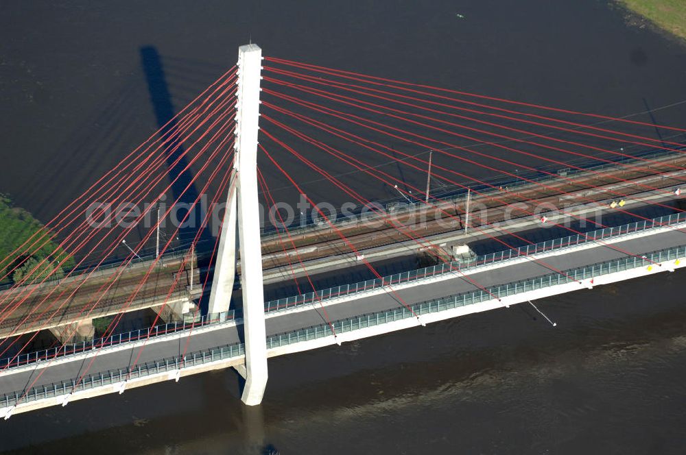 NIEDERWARTHA from the bird's eye view: Blick auf den Neubau der Straßenbrücke Niederwartha über die Elbe. Im Zuge des Neubaus der Staatsstraße 84 zwischen Niederwartha und Meißen wurde die Elbebrücke stromabwärts der Eisenbahnbrücke errichtet. Die Stahlkonstruktion der Elbebrücke besitzt die größte Spannweite in Sachsen. Die erste Schrägseilbrücke in Sachsen wurde errichtet durch Alpine Bau Deutschland GmbH, Plauen Stahl Technologie GmbH unter Federführung der bsi Ingenieurgesellschaft mbH. Bauherr ist das Straßenbauamt Meißen. Look at the new building of the road bridge over the Elbe Niederwartha. Look at the new building of the road bridge over the Elbe Niederwartha. View of the new building of the road bridge Niederwartha over the Elbe in Saxony.