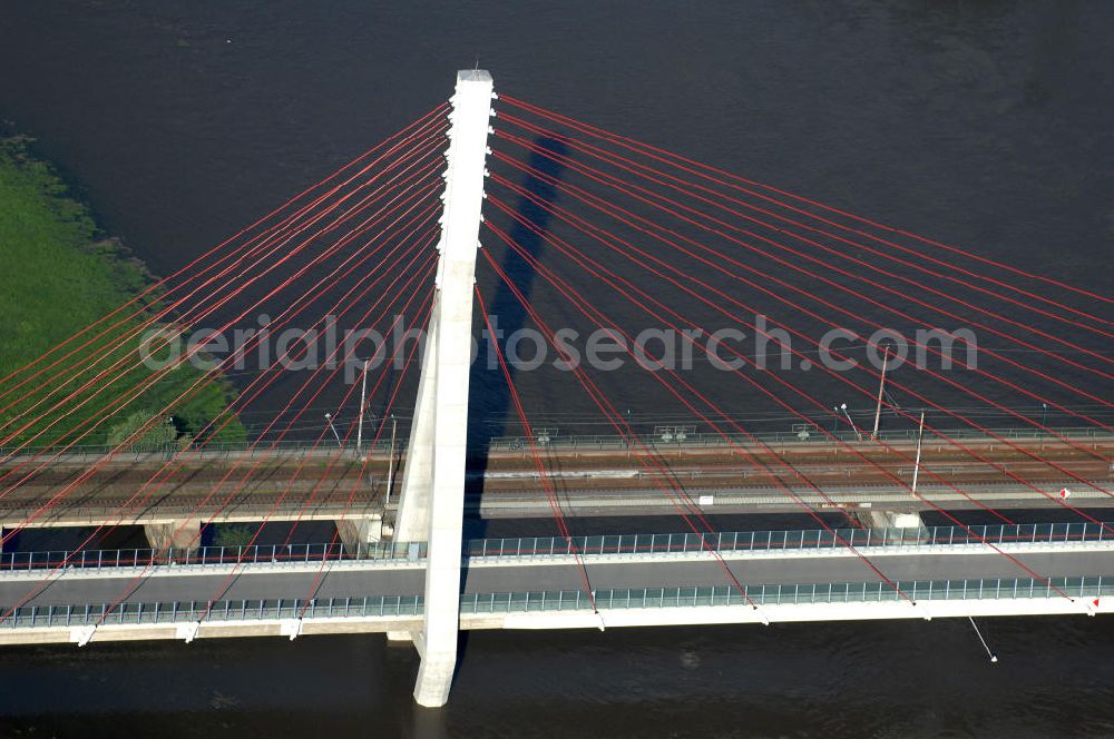 Aerial image NIEDERWARTHA - Blick auf den Neubau der Straßenbrücke Niederwartha über die Elbe. Im Zuge des Neubaus der Staatsstraße 84 zwischen Niederwartha und Meißen wurde die Elbebrücke stromabwärts der Eisenbahnbrücke errichtet. Die Stahlkonstruktion der Elbebrücke besitzt die größte Spannweite in Sachsen. Die erste Schrägseilbrücke in Sachsen wurde errichtet durch Alpine Bau Deutschland GmbH, Plauen Stahl Technologie GmbH unter Federführung der bsi Ingenieurgesellschaft mbH. Bauherr ist das Straßenbauamt Meißen. Look at the new building of the road bridge over the Elbe Niederwartha. Look at the new building of the road bridge over the Elbe Niederwartha. View of the new building of the road bridge Niederwartha over the Elbe in Saxony.