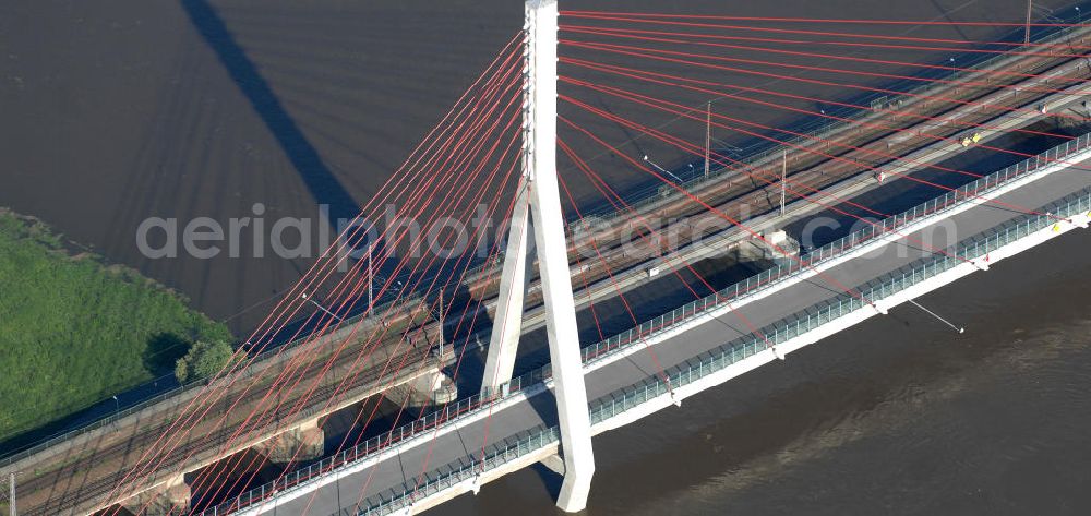 NIEDERWARTHA from above - Blick auf den Neubau der Straßenbrücke Niederwartha über die Elbe. Im Zuge des Neubaus der Staatsstraße 84 zwischen Niederwartha und Meißen wurde die Elbebrücke stromabwärts der Eisenbahnbrücke errichtet. Die Stahlkonstruktion der Elbebrücke besitzt die größte Spannweite in Sachsen. Die erste Schrägseilbrücke in Sachsen wurde errichtet durch Alpine Bau Deutschland GmbH, Plauen Stahl Technologie GmbH unter Federführung der bsi Ingenieurgesellschaft mbH. Bauherr ist das Straßenbauamt Meißen. Look at the new building of the road bridge over the Elbe Niederwartha. Look at the new building of the road bridge over the Elbe Niederwartha. View of the new building of the road bridge Niederwartha over the Elbe in Saxony.