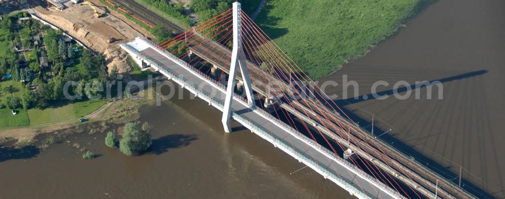 NIEDERWARTHA from the bird's eye view: Blick auf den Neubau der Straßenbrücke Niederwartha über die Elbe. Im Zuge des Neubaus der Staatsstraße 84 zwischen Niederwartha und Meißen wurde die Elbebrücke stromabwärts der Eisenbahnbrücke errichtet. Die Stahlkonstruktion der Elbebrücke besitzt die größte Spannweite in Sachsen. Die erste Schrägseilbrücke in Sachsen wurde errichtet durch Alpine Bau Deutschland GmbH, Plauen Stahl Technologie GmbH unter Federführung der bsi Ingenieurgesellschaft mbH. Bauherr ist das Straßenbauamt Meißen. Look at the new building of the road bridge over the Elbe Niederwartha. Look at the new building of the road bridge over the Elbe Niederwartha. View of the new building of the road bridge Niederwartha over the Elbe in Saxony.