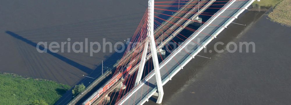 Aerial photograph NIEDERWARTHA - Blick auf den Neubau der Straßenbrücke Niederwartha über die Elbe. Im Zuge des Neubaus der Staatsstraße 84 zwischen Niederwartha und Meißen wurde die Elbebrücke stromabwärts der Eisenbahnbrücke errichtet. Die Stahlkonstruktion der Elbebrücke besitzt die größte Spannweite in Sachsen. Die erste Schrägseilbrücke in Sachsen wurde errichtet durch Alpine Bau Deutschland GmbH, Plauen Stahl Technologie GmbH unter Federführung der bsi Ingenieurgesellschaft mbH. Bauherr ist das Straßenbauamt Meißen. Look at the new building of the road bridge over the Elbe Niederwartha. Look at the new building of the road bridge over the Elbe Niederwartha. View of the new building of the road bridge Niederwartha over the Elbe in Saxony.