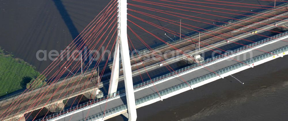 NIEDERWARTHA from above - Blick auf den Neubau der Straßenbrücke Niederwartha über die Elbe. Im Zuge des Neubaus der Staatsstraße 84 zwischen Niederwartha und Meißen wurde die Elbebrücke stromabwärts der Eisenbahnbrücke errichtet. Die Stahlkonstruktion der Elbebrücke besitzt die größte Spannweite in Sachsen. Die erste Schrägseilbrücke in Sachsen wurde errichtet durch Alpine Bau Deutschland GmbH, Plauen Stahl Technologie GmbH unter Federführung der bsi Ingenieurgesellschaft mbH. Bauherr ist das Straßenbauamt Meißen. Look at the new building of the road bridge over the Elbe Niederwartha. Look at the new building of the road bridge over the Elbe Niederwartha. View of the new building of the road bridge Niederwartha over the Elbe in Saxony.